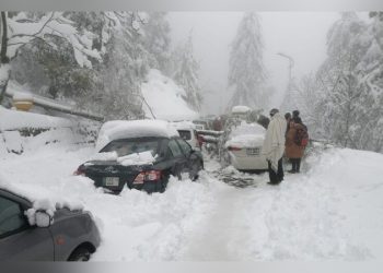 Calamity hits Murree; 21 lose lives in snowstorm