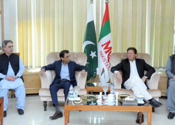 PM Imran meets MQM-P; vows to go after Zardari while speaking at rally in Karachi