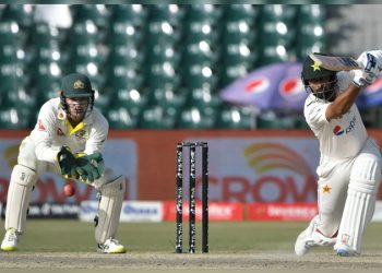 Solid Pakistan keep relentless Australia at bay