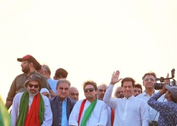 Imran Khan calls off protest; gives 6-day ultimatum to arrange general elections