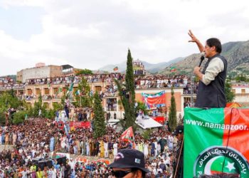 Imran takes a dig at “neutrals” for “not stopping conspiracy” against Pakistan