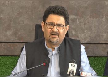 Miftah blasts Tarin, Jhagra for purported audio leak