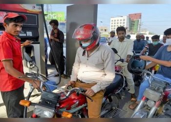 Government increases petrol prices by Rs6.72 per litre