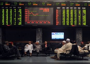 Uncertainty in IMF review and shrinking foreign reserves, KSE-100 index loses 546 points