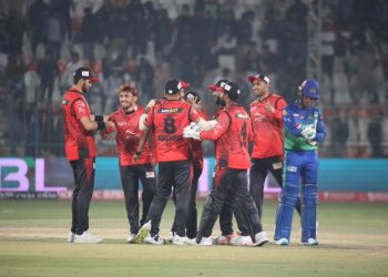 Lahore Qalandars begin title defence with thrilling one-run win