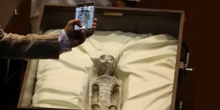 Mexican ufologist Jaime Maussan claims to retrieve 'non-human' alien ...