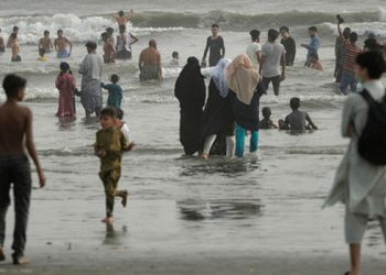Four drown in separate incidents at Karachi beaches despite swimming ban