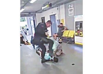 UK Police filmed assaulting British Pakistanis at Manchester Airport